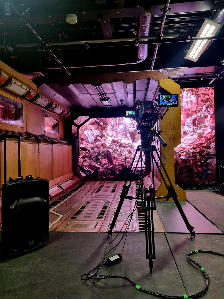ek2471's tweet image. Every day's a school day!  @UUScreen for a week of #VirtualProduction training and creative fun with a lovely bunch!  Thanks @NIScreen for the opportunity 🙌