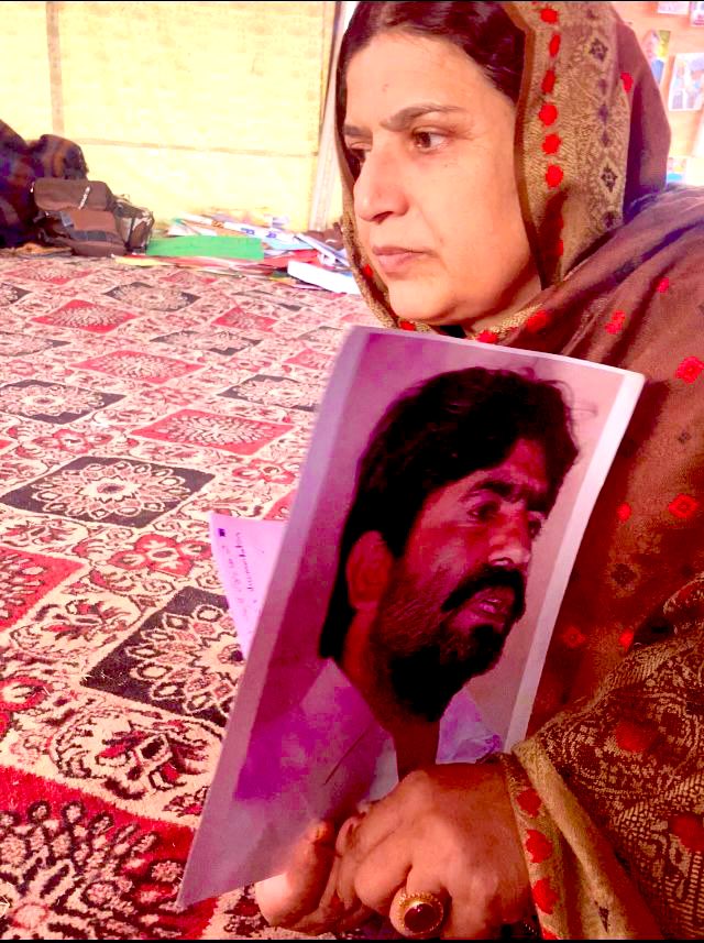 اسلام آباد : میری والدہ گھریلو خاتون تھی گھر کی چار دیواری کے باہر کیا ہورہا ہے اس بات سے بے خبر اپنی چھوٹی سی دنیا میں اپنی شریک حیات اور ہم بچوں کے ساتھ بہت خوش تھی 
ایک دن مسلح نقاب پوش گن پوائینٹ پر اماں کے وجود کا آدھا حصہ (ڈالٹر دین محمد بلوچ ) کو اپنے ساتھ لے کر گئے 
پندرہ