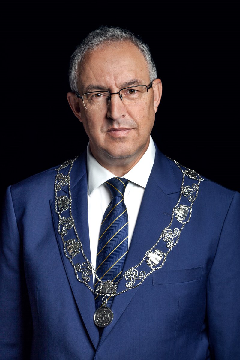 Burgemeester Ahmed Aboutaleb heeft dinsdag laten weten dat hij in de loop van het najaar stopt als burgemeester van Rotterdam. Na ruim 15 jaar Rotterdam te hebben gediend, vindt hij het tijd om plaats te maken voor een nieuwe burgemeester.

Lees meer: rotterdam.nl/burgemeester-a…