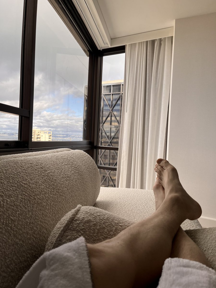 scottwhoatson's tweet photo. Bit of day off lux R&amp;R San Fran style….

#ontour #usa #sanfrancisco #dayoff #restandrelaxation #sunshine #blueskies #pottedpotter #maldivesboycott #thecitybythebay #thejay #thejayhotel #views #architecture #january #wharf #sanfran #transamericapyramid https://t.co/TzGyUZ0vcT