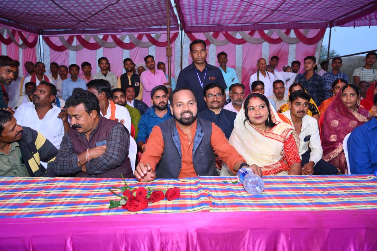 DipeshSahuBJP's tweet photo. बेमेतरा विधानसभा क्षेत्र के ग्राम संडी में आयोजित मंडई कार्यक्रम में सम्मिलित हुआ।
#mladipeshsahu #विधायक_बेमेतरा #bemetaranews #MLA #bemetara #vidhayak #Dipesh #dipeshsahu https://t.co/faRJwi3MTY