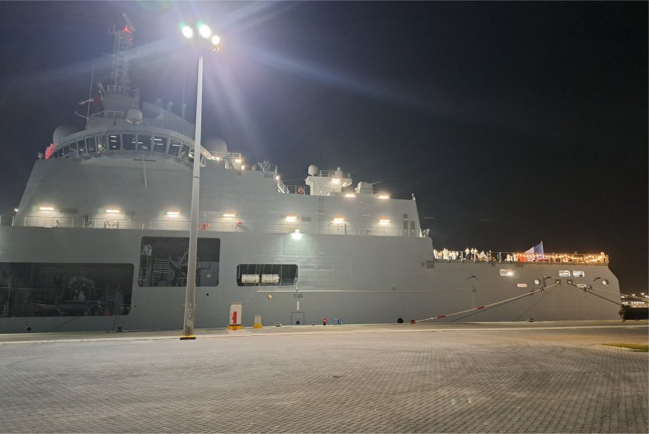 NavyRecognition's tweet photo. #FrenchNavy #LogisticSupportShip #JacquesChevallier makes unexpected visit in #UAE
https://t.co/v7zswAPfwI https://t.co/0BpKt0kht2