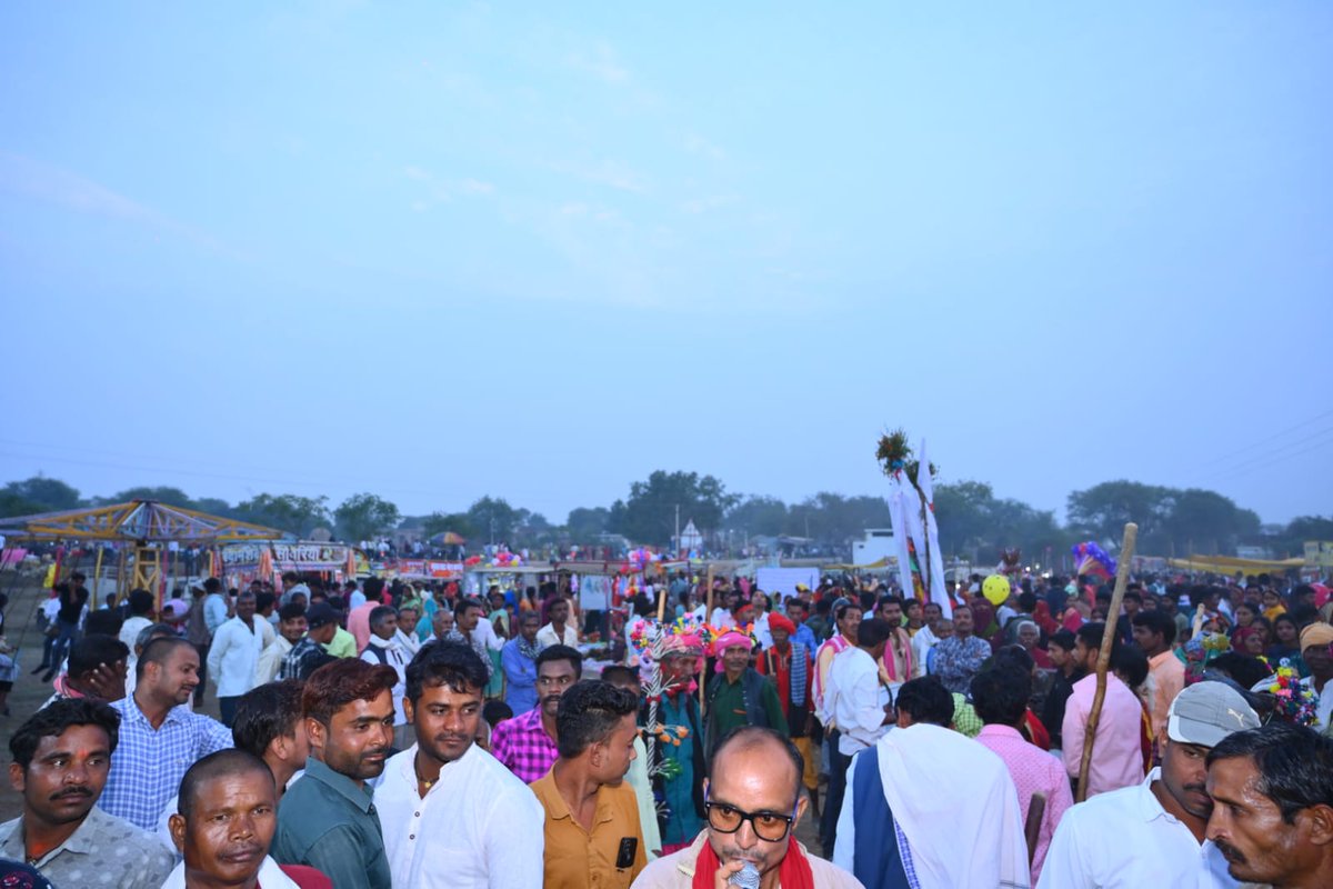 DipeshSahuBJP's tweet photo. बेमेतरा विधानसभा क्षेत्र के ग्राम संडी में आयोजित मंडई कार्यक्रम में सम्मिलित हुआ।
#mladipeshsahu #विधायक_बेमेतरा #bemetaranews #MLA #bemetara #vidhayak #Dipesh #dipeshsahu https://t.co/faRJwi3MTY