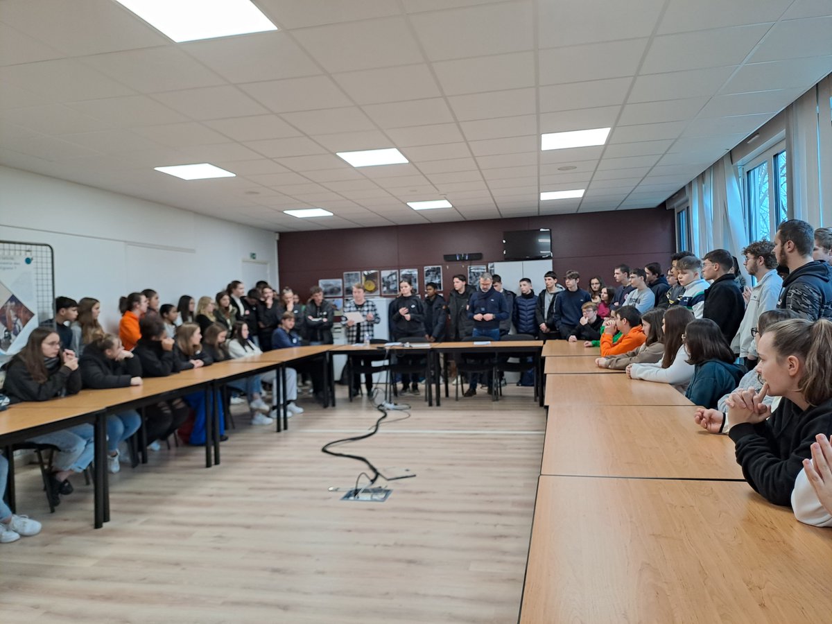 lpmarcgodrie's tweet photo. Le 22 Décembre, dans le cadre de la journée de la #laïcité  et pour clôturer la semaine du @CESCE, la salle Samuel Paty a été inaugurée au @lpmarcgodrie.
La plaque a été réalisée par nos élèves et apprentis de Bac pro Menuisiers Agenceurs.
@acpoitiers @cfaacademique 
#république https://t.co/dZx8NqNDnr