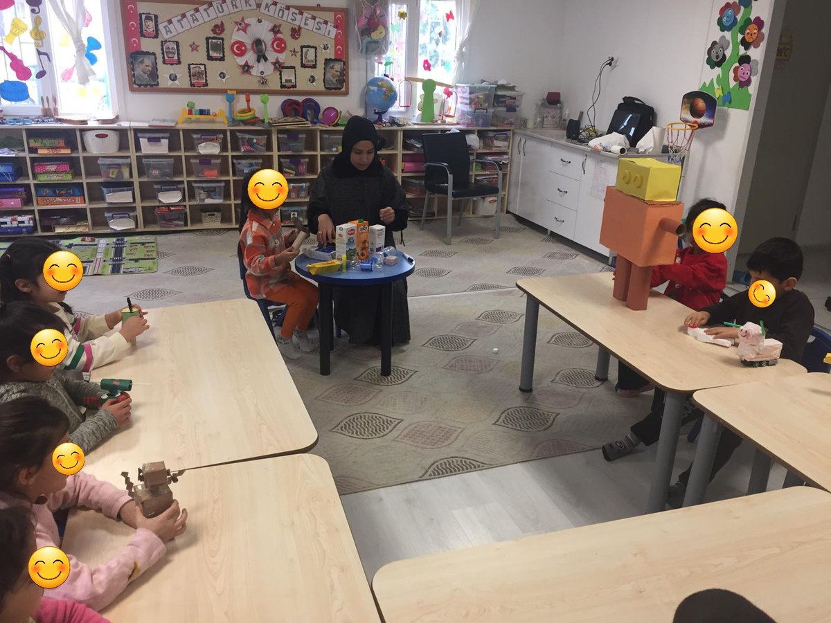 svrkmehmetcik's tweet photo. Okulumuz Anasınıf 5-B Şubesi Bigep-Metip " Anne Atölyesi " etkinliğinde değişik boyutlardaki kutu vb malzemelerden robot yapma çalışmasını yaparak eğlenceli dakikalar geçirdiler.
Emegi geçen velimize teşekkür ederiz. #bigep #metip https://t.co/THmxc2R95Z