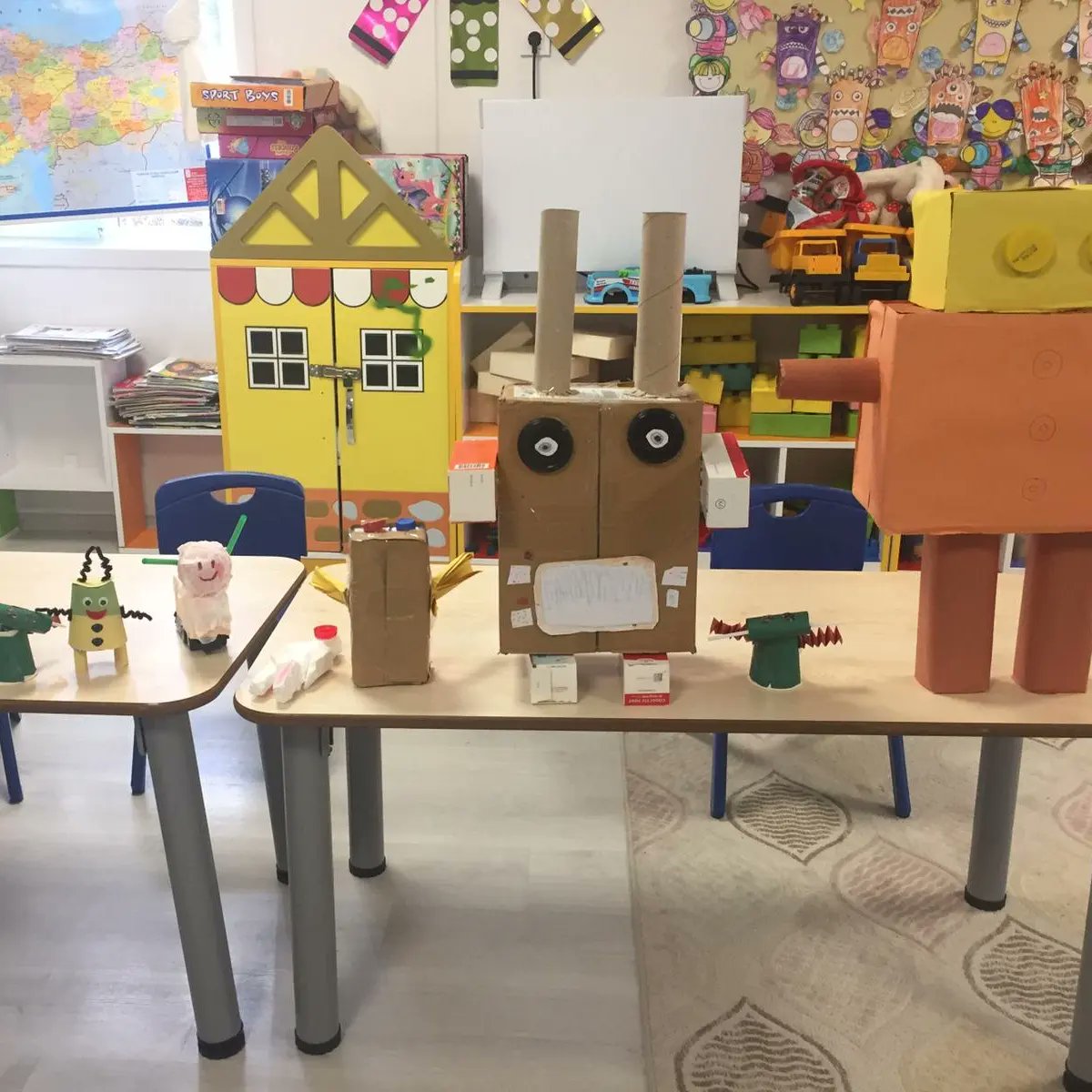 svrkmehmetcik's tweet photo. Okulumuz Anasınıf 5-B Şubesi Bigep-Metip " Anne Atölyesi " etkinliğinde değişik boyutlardaki kutu vb malzemelerden robot yapma çalışmasını yaparak eğlenceli dakikalar geçirdiler.
Emegi geçen velimize teşekkür ederiz. #bigep #metip https://t.co/THmxc2R95Z