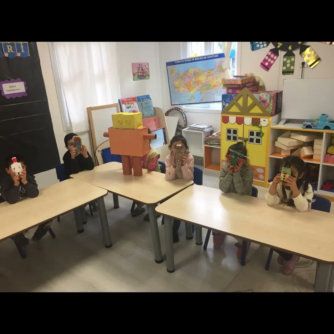 svrkmehmetcik's tweet photo. Okulumuz Anasınıf 5-B Şubesi Bigep-Metip " Anne Atölyesi " etkinliğinde değişik boyutlardaki kutu vb malzemelerden robot yapma çalışmasını yaparak eğlenceli dakikalar geçirdiler.
Emegi geçen velimize teşekkür ederiz. #bigep #metip https://t.co/THmxc2R95Z