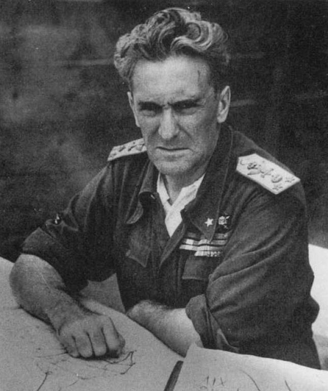 muenzenberg's tweet photo. @AmericanHorse11 Generale Rodolfo Geaziani. Figlio di pastori. Genio militare. Estate 1940: per #fottere Alessandria agli inglesi e vincere la guerra chiede 1000 autocarri e gli aerei. Il #buzzurro e #Badoglio lo fotttono. Mandano gli autocarri in #Jugoslavia. Graziani torna in Libia: ha capito/1 https://t.co/pMGfgC5cNc