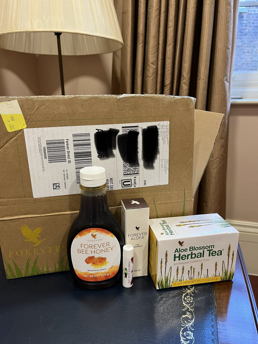 cj_pompey's tweet photo. So someone sent me a gift before Xmas to my office in London but no idea who it’s from though! 🤷🏼♀️😂🙈 Quite a nice gift and it’s a shame I don’t know who to thank! #idolovehoney #healthypresent https://t.co/5UeWFH1L8r