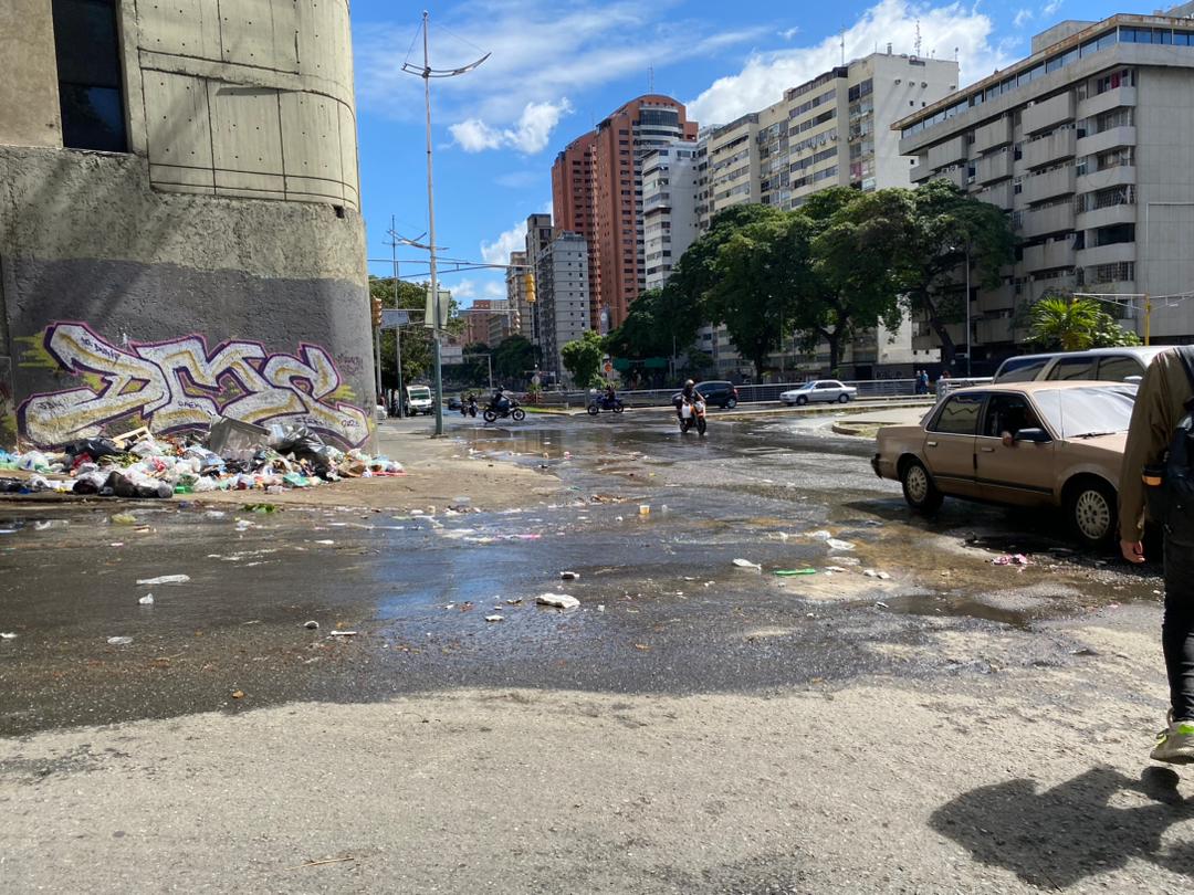 MariaMo96807542's tweet photo. @HidroCapital2 @CaobosNorte está es la Av. Buenos Aires de los Caobos Norte, se reventó un tubo que en estos momentos es un rio con perdida de millones de litros de agua potable, por favor urge reparación https://t.co/j79053FzoH