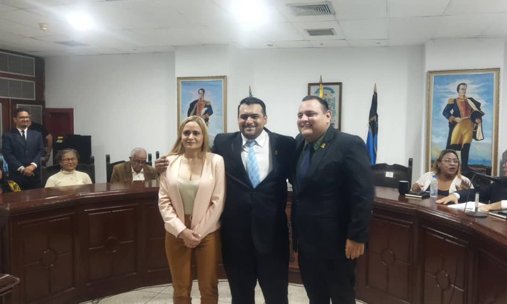 #Ahora | Instalada cámara municipal del #municipiolagunillas quedando la directiva de la siguiente manera, <a href="/javierafricano/">Javier Africano Borjas</a> de Acción Democrática como presidente <a href="/Kristalmendez81/">Kristal mendez</a> de <a href="/pjlagunillasof/">pjlagunillas</a> 1era vicepresidente y <a href="/CARLOSMANLEAL/">Carlosman Leal</a> de <a href="/untlags/">UNT Lagunillas</a> como segundo vicepresidente