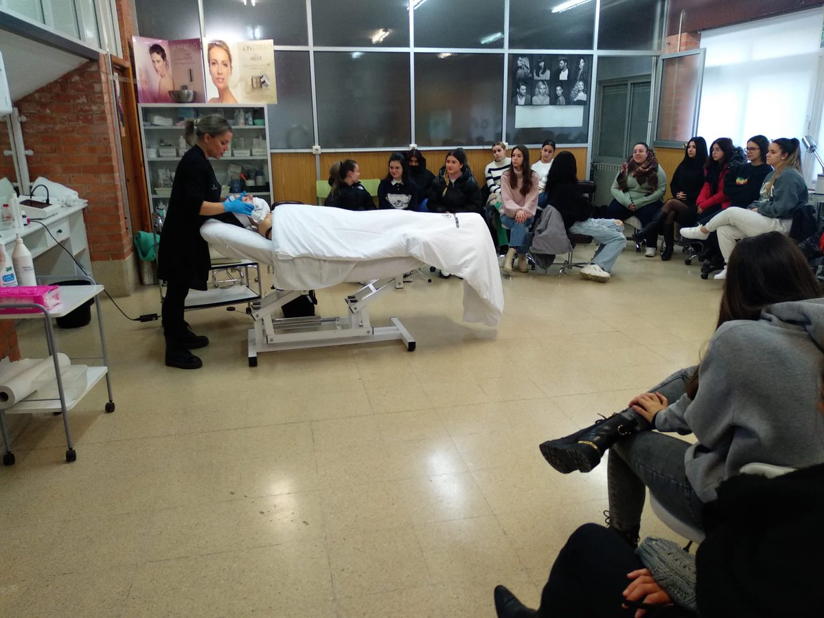 Hemos tenido el placer de recibir formación de la mano de  <a href="/sandra/">Sandra</a>.salgado_germaine en técnicas faciales de eliminación de manchas y corporales de vacumterapia las alumnas de fp básica y GM de estética en @iesdiegomarinaguilera, #germainedecapuccini