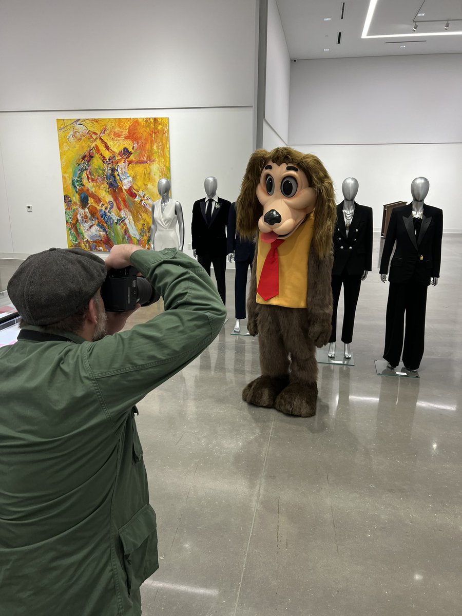 Only at <a href="/HeritageAuction/">Heritage Auctions</a> will you find “Succession” props and a gigantic LeRoy Neiman painting in one place.