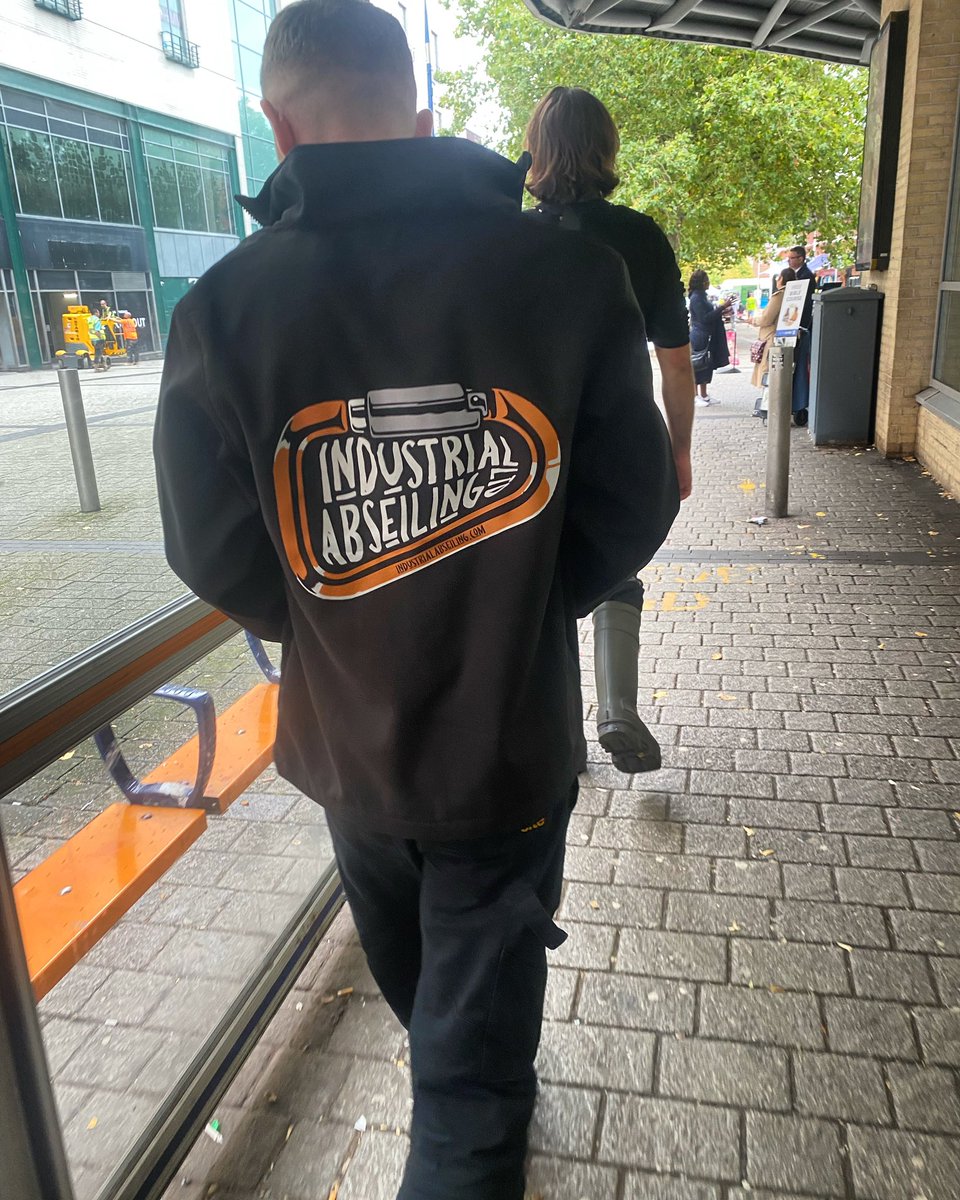 IndAbs01's tweet photo. New team jackets came out well 👌 #ropeaccess #abseiling #abseilers #branding #signage https://t.co/nNES8txcii