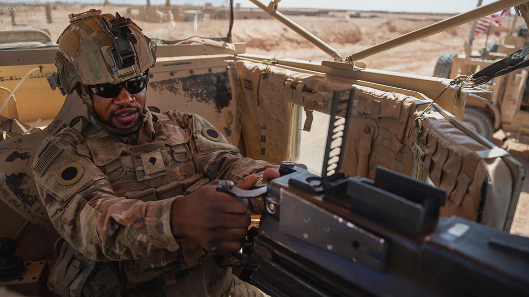 ArmyGuardOhio's tweet photo. 😎 The @107th_Cavalry’s SSG Connor Moran guides SPC Benny Opoku before going hot on the Mk 19 range last Spring. This 40mm belt-fed automatic grenade launcher delivers a heavy volume of accurate and continuous firepower.

#NationalGuard https://t.co/QkXE9HhICC