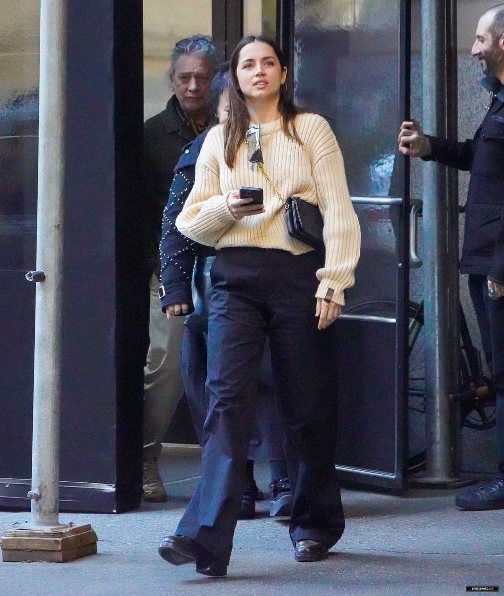 adearmasorg's tweet photo. 📸 Ana de Armas out in New York City on April 09, 2023.
🔗 https://t.co/z2ojzgk6eD https://t.co/fp5PTNuB9P