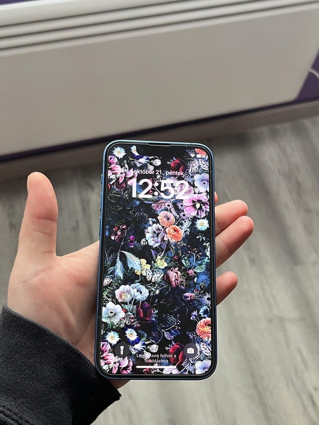 WorkaholicDavid's tweet image. I went on a date and this girl has an iPhone.... I don't think I can continue with her, what do I do?