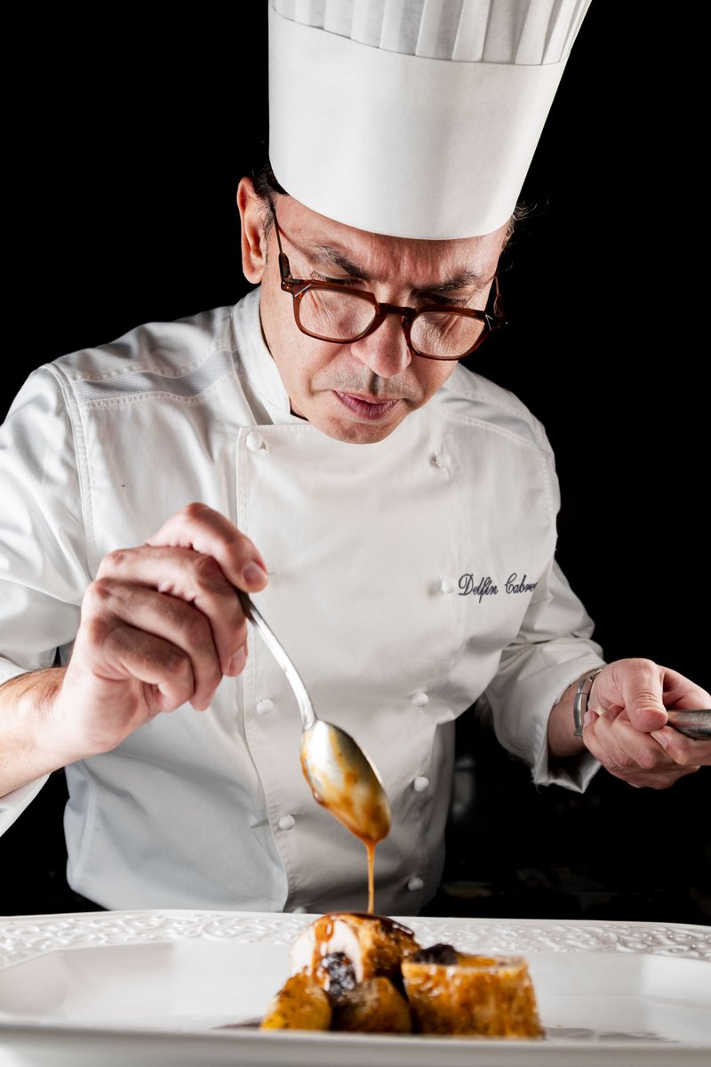 CateringDelfin's tweet photo. 👨🏻‍🍳 ¡Damos la bienvenida a 2024 con nuestro Delfín Cabrera! 

✨ Su pasión por la alta cocina se refleja en cada detalle, desde la elección de ingredientes frescos hasta la meticulosa presentación en el plato.
.
.
#delfindelicatessen #cateringbodas #catering #eventos #bodas https://t.co/dC5IlbEWGg
