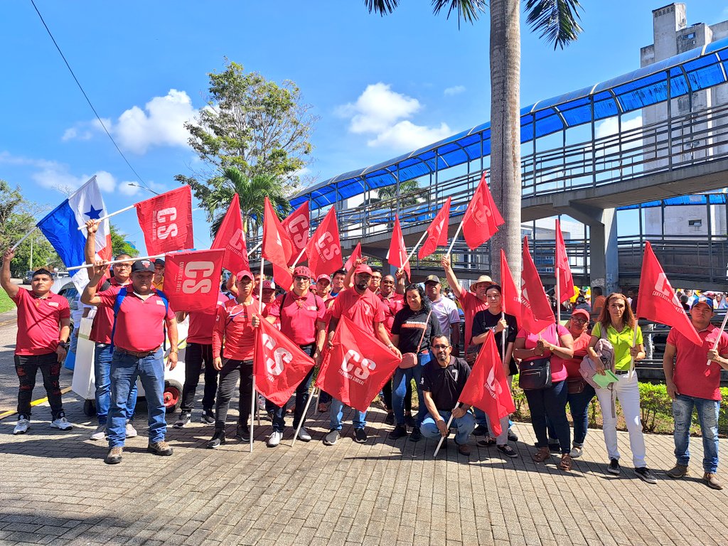 CS_Panama's tweet photo. Acto conmemorativo del @CONATOPanama en honor a los Mártires del 9 de enero de 1964. Se hace un llamado a vigilar y exigir el uso adecuado de los recursos del Canal de Panamá, para el beneficio del pueblo panameño y no de las élites económicas y políticas. @CS_Panama presente. https://t.co/VsNVqiDd7L