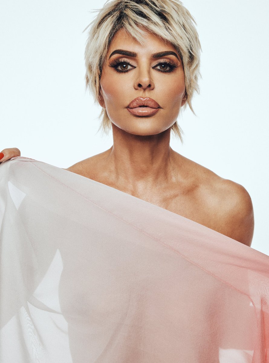 ohchadwick's tweet photo. Gracing the cover of Cosmopolitan’s Sex After 60 digital issue! Nobody does it like Lisa Rinna. 💋 #RHOBH https://t.co/tNRNmLhKyS