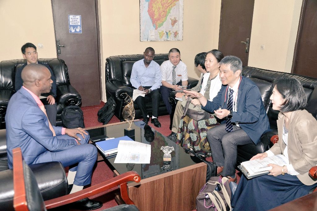 BMineagrie's tweet photo. Ce 08/01/2024, le Ministre du @BMineagrie, Ir. Prosper DODIKO a reçu en audience une équipe de la #JICA. Les échanges ont porté sur la mise en oeuvre du Projet d'Appui à l'Amélioration de la Riziculture au Burundi. https://t.co/s55fceuAN7