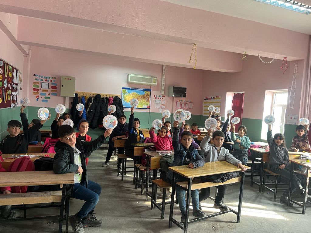 IhoErentepe's tweet photo. 5.sınıf Maddenin Hal Değişimi konusunda buharlaşma ve yoğuşma kavramları ile ilgili etkinlik yapıldı. Emeği geçen Fen Bilimleri öğretmeni Ece Eskici öğretmenimize teşekkür ederiz. https://t.co/gcYEt1W3aH