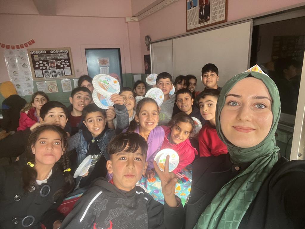 IhoErentepe's tweet photo. 5.sınıf Maddenin Hal Değişimi konusunda buharlaşma ve yoğuşma kavramları ile ilgili etkinlik yapıldı. Emeği geçen Fen Bilimleri öğretmeni Ece Eskici öğretmenimize teşekkür ederiz. https://t.co/gcYEt1W3aH