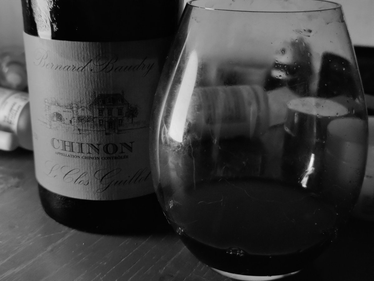 Chinon tonight comes with fermented crushed gravel.

แปลว่า กลิ่นปุ๋ยคอกจากขี้วัวชัดมากกกกกก 😁🙄

#wine #chinon #frenchwine #loirevalley