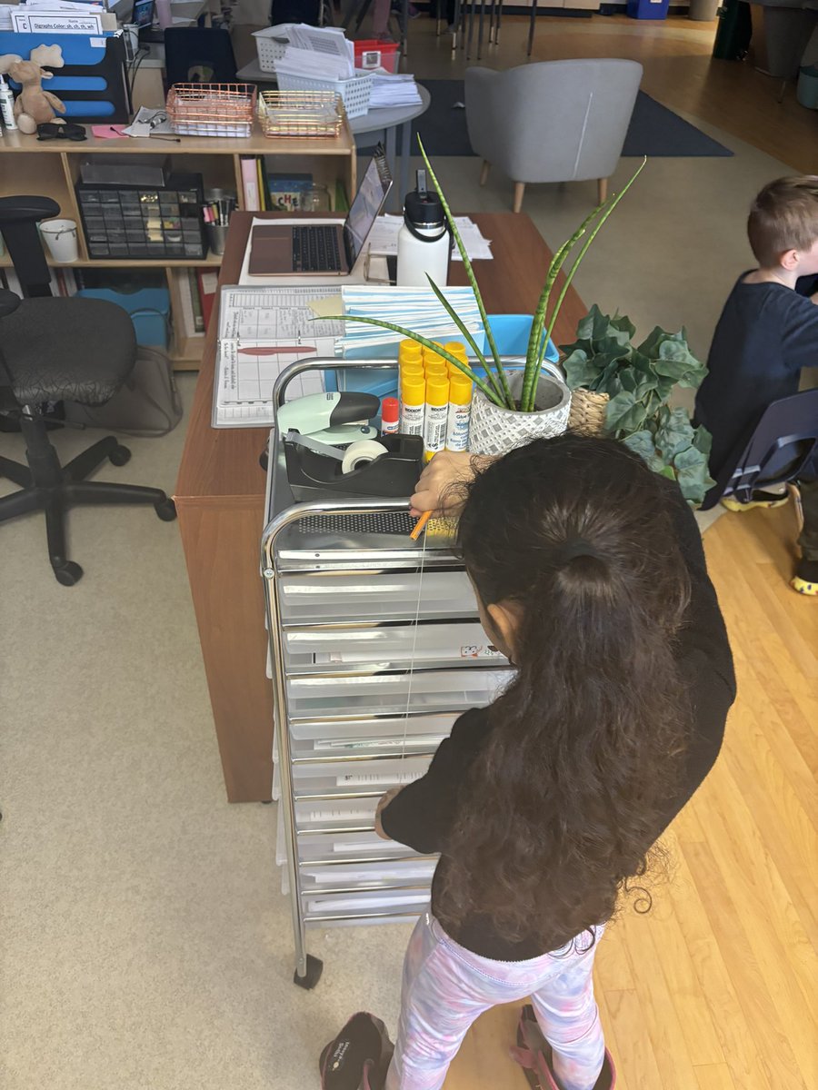 Measuring the room using non-standard units of measurement. How do objects around the room compare to the length of our arms? 📏