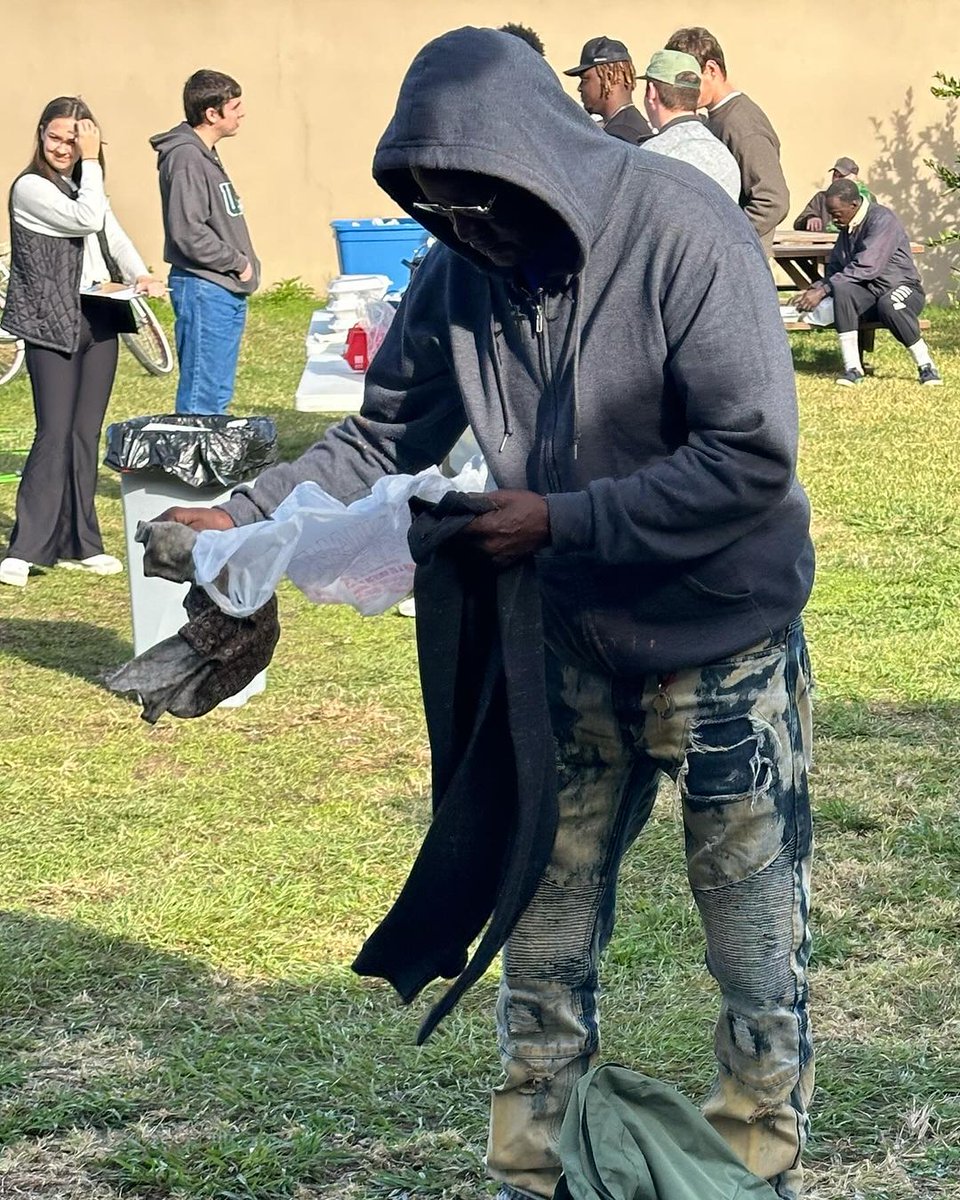 Homeless Ministry and Anti-Trafficking Ministry go hand-in-hand.🤝

Our friends <a href="/BFH_NOLA/">Friendship House</a> recently distributed snack packs, hot meals and clothing to those in need in New Orleans, LA. 

#PovertyAwarenessMonth #HumanTraffickingAwarenessMonth @SendRelief