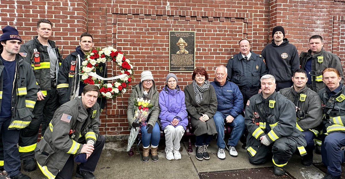 Commissioner Burke joined Family and Firefighters for a moment of silence to mark the 15th year anniversary of the tragic death of Lieutenant Kevin Kelley Ladder 26. May he Rest in Peace, he will Never be Forgotten.