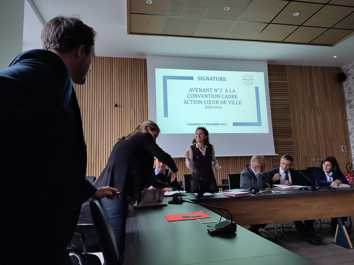 PolygoneSA's tweet image. ✍️ | 𝐒𝐢𝐠𝐧𝐚𝐭𝐮𝐫𝐞𝐬
👉 Pendant le mois de Décembre, Polygone a signé l'avenant n°2 à la convention #ActionCoeurdeVille à Mende en Lozère (48) et à Tulle en Corrèze (19), en présence de toutes les parties prenantes.
✅ Prolongation jusqu'en 2026 : transition écologique.