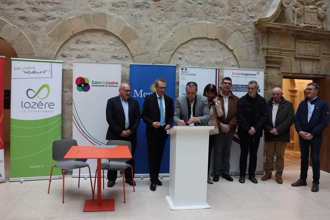 PolygoneSA's tweet image. ✍️ | 𝐒𝐢𝐠𝐧𝐚𝐭𝐮𝐫𝐞𝐬
👉 Pendant le mois de Décembre, Polygone a signé l'avenant n°2 à la convention #ActionCoeurdeVille à Mende en Lozère (48) et à Tulle en Corrèze (19), en présence de toutes les parties prenantes.
✅ Prolongation jusqu'en 2026 : transition écologique.