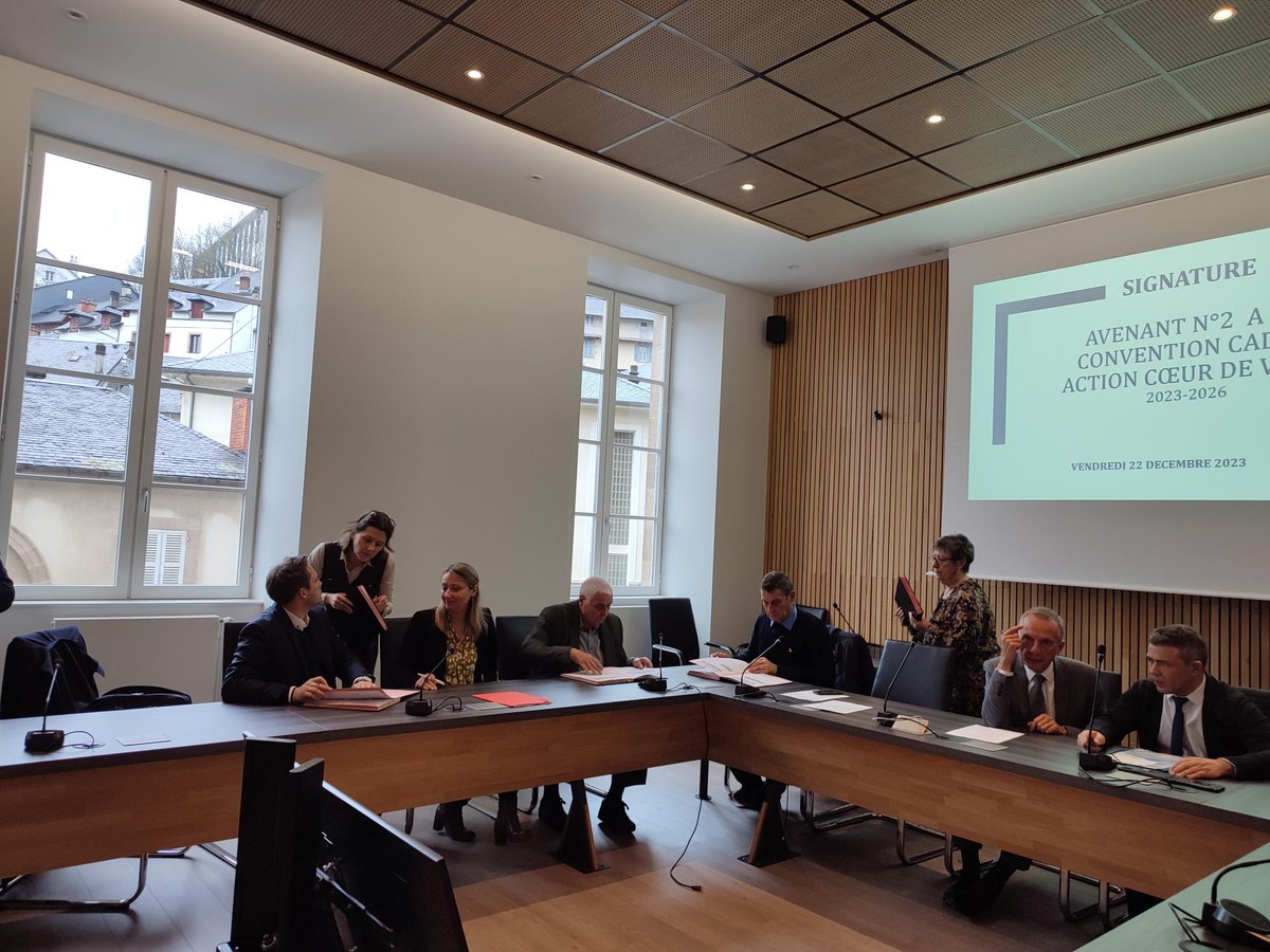 PolygoneSA's tweet image. ✍️ | 𝐒𝐢𝐠𝐧𝐚𝐭𝐮𝐫𝐞𝐬
👉 Pendant le mois de Décembre, Polygone a signé l'avenant n°2 à la convention #ActionCoeurdeVille à Mende en Lozère (48) et à Tulle en Corrèze (19), en présence de toutes les parties prenantes.
✅ Prolongation jusqu'en 2026 : transition écologique.