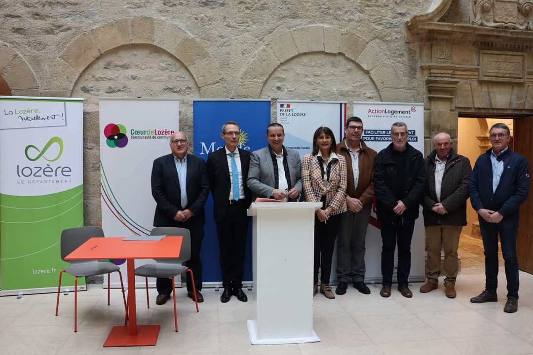 PolygoneSA's tweet image. ✍️ | 𝐒𝐢𝐠𝐧𝐚𝐭𝐮𝐫𝐞𝐬
👉 Pendant le mois de Décembre, Polygone a signé l'avenant n°2 à la convention #ActionCoeurdeVille à Mende en Lozère (48) et à Tulle en Corrèze (19), en présence de toutes les parties prenantes.
✅ Prolongation jusqu'en 2026 : transition écologique.