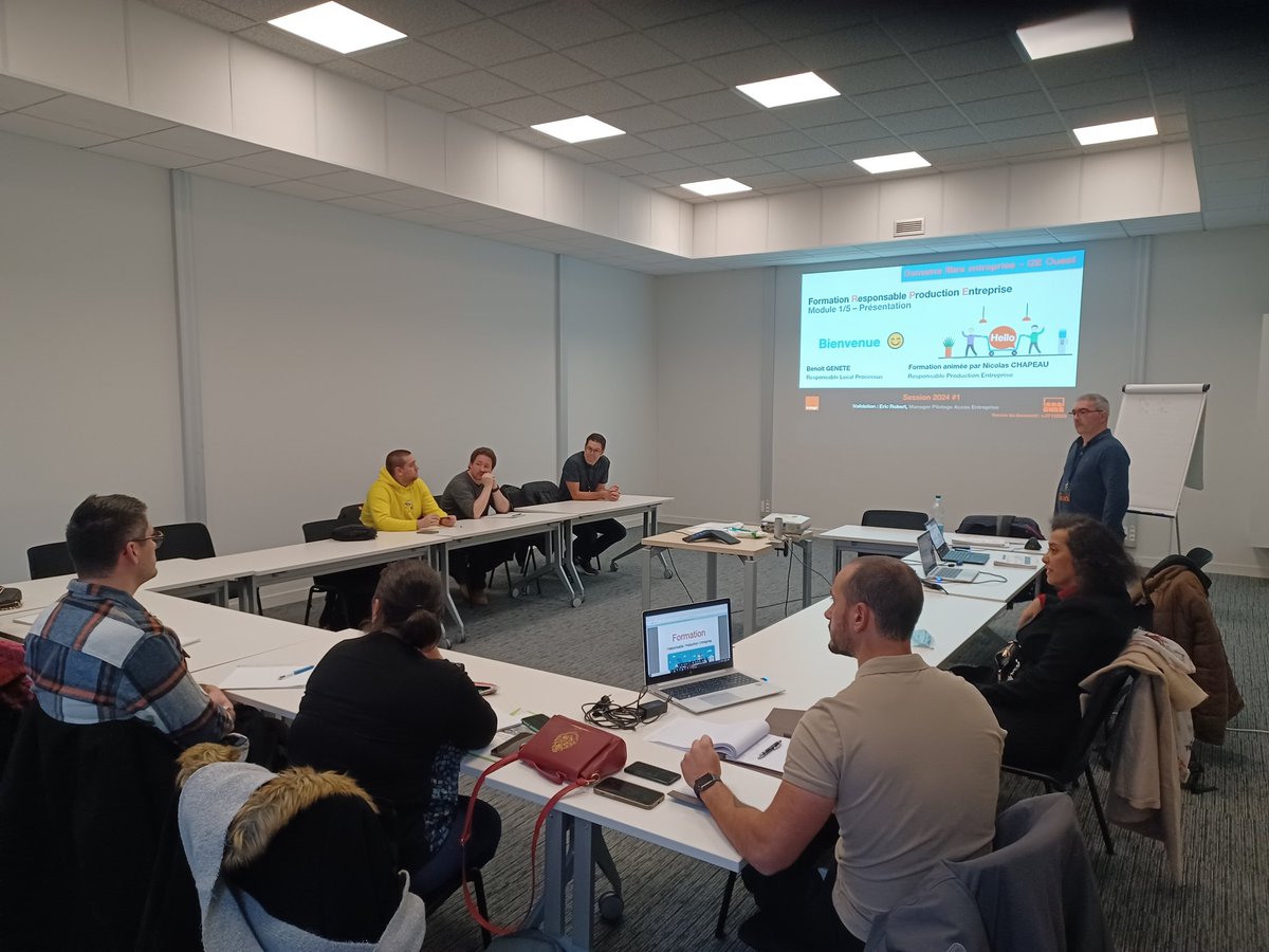 BenoitGNT's tweet photo. 👋 🟧 Nouvelle année = démarrage d'une nouvelle session de formation de 2 mois de nouveaux Responsables Production Entreprise  et venons en entre-aide pour former nos collègues Corses 😊 sur la fibre E. 

🟠 Direction Intervention Intégration Entreprise GO
🟠 #Orange_GrandOuest https://t.co/YOCZc9943X