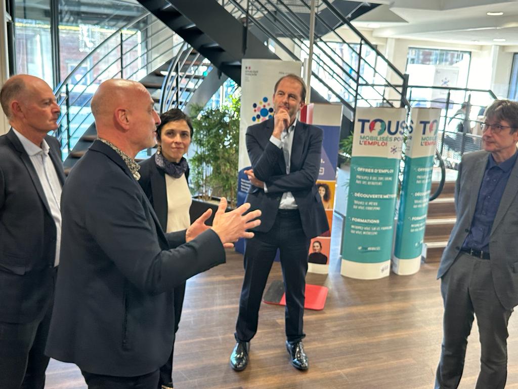Thibaut Guilluy (@thibautguilluy) on Twitter photo J'ai visité aujourd'hui l’agence <a href="/FranceTravail/">France Travail</a> Lille République où les équipes expérimentent « la halle de l’emploi » : un lieu ouvert pour favoriser les rencontres entre les entreprises , les demandeurs d’emploi et les acteurs de l’emploi. plmpl.fr/c/x8Eou J'ai visité aujourd'hui l’agence <a href="/FranceTravail/">France Travail</a> Lille République où les équipes expérimentent « la halle de l’emploi » : un lieu ouvert pour favoriser les rencontres entre les entreprises , les demandeurs d’emploi et les acteurs de l’emploi. plmpl.fr/c/x8Eou