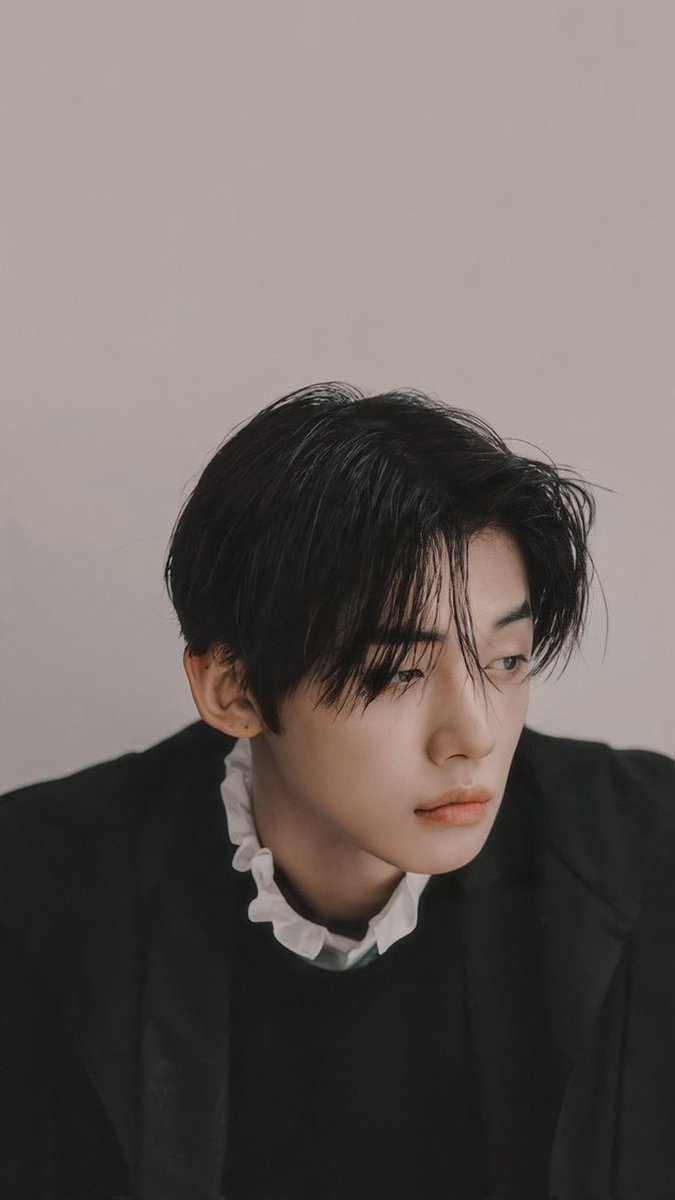 kpoudel3's tweet photo. Dont you dare to touch my Boy 😶
I really respect SHINEE but you fans dont know the boundry , just learn from your idol , who are very respectful towards their junior and senior ---- 
#ShawolsApologizeToYeonjun https://t.co/TlU42mSlEx
