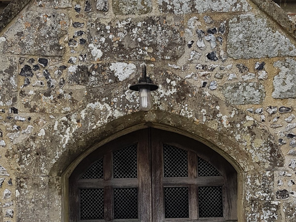TheHistoryMouse's tweet photo. It's #ImJustStaringAtWalls Tuesday and even from this distance it's pretty clear that this chamfered segmental arch is going to pay out big time #HistoricGraffiti #GraffitiTuesday https://t.co/O1iOWAqGv0