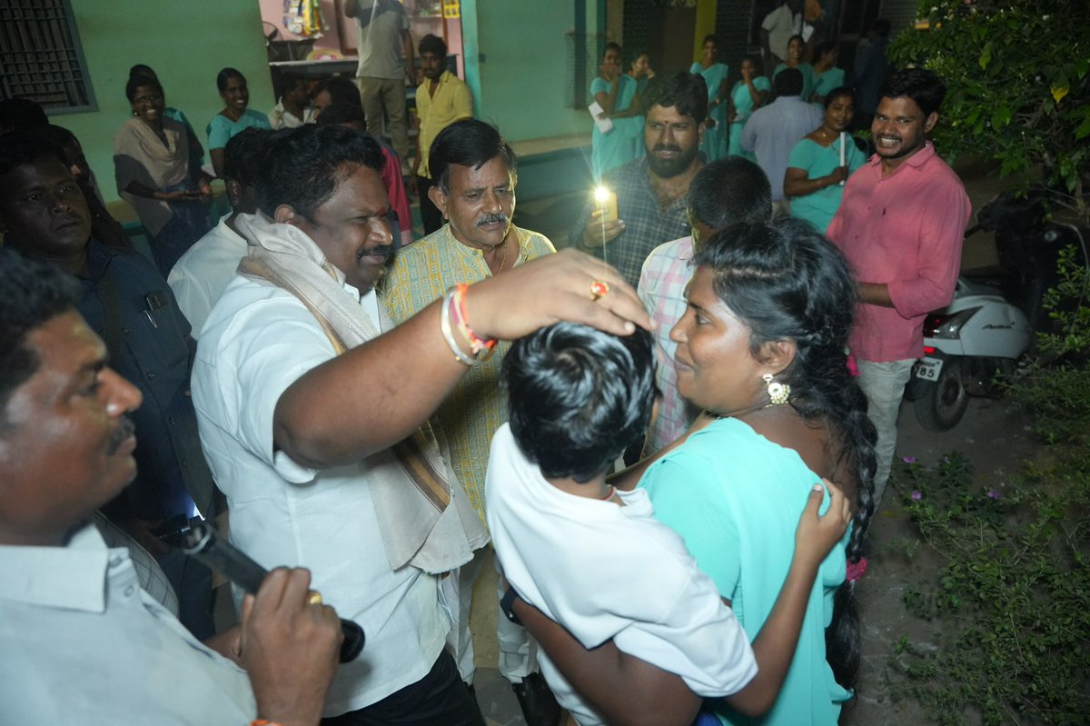 JaggireddyYSRCP's tweet photo. ప్రతీ గడపనా సంక్షేమాల సంతోషం.

గడప గడపకు మన ప్రభుత్వం కార్యక్రమంలో భాగంగా 218 వ రోజు ఎమ్మెల్యే చిర్ల జగ్గిరెడ్డి గారు ఆలమూరు మండలం, నర్సిపూడి గ్రామంలో NTR  కాలనీలో పర్యటించారు.

#adminpost #GadapaGadapaprogram #AadudamAndhra #JaganannaIllaPattalu #YSJaganCares #ChirlaJaggiReddy https://t.co/Tc6UKVQ5Od