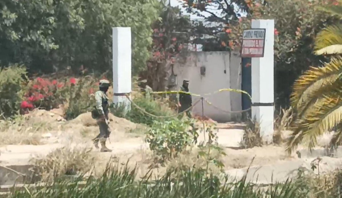 En un camino vecinal de San Juan del río localizan 9 cuerpos sin vida. #Queretaro 

Esta mañana se reporta el hallazgo de 9 masculinos sin vida, cerca de un ducto de Pemex en las inmediaciones del fraccionamiento San Gil. Junto a los occisos se localizaron 2 vehículos.