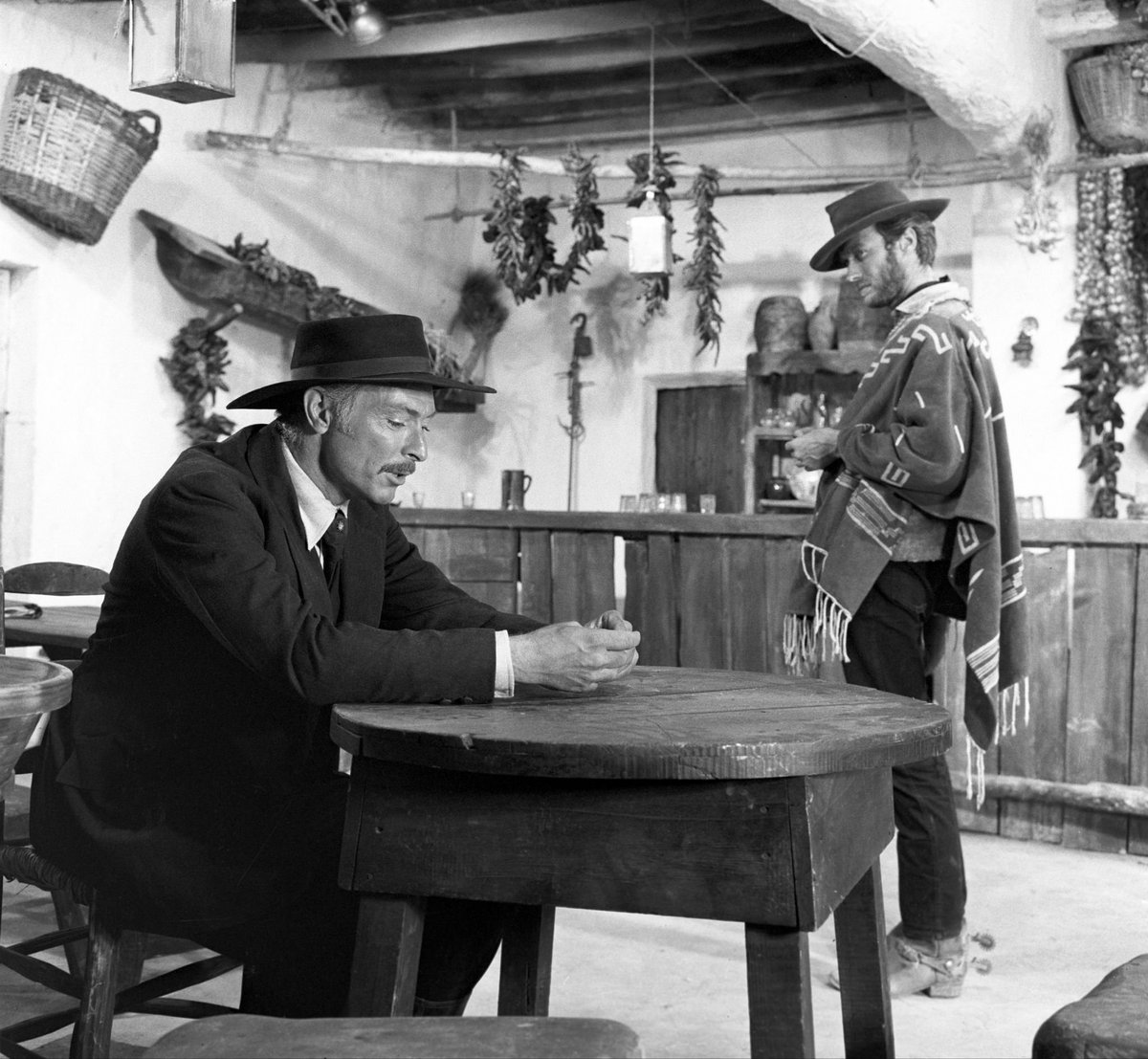 #9gennaio | #LeeVanCleef e Clint Eastwood sul set di 'Per qualche dollaro in più' (Sergio Leone, 1965).

Non ha niente di straordinario, ma questo scatto mi piace moltissimo. 🥹🫡