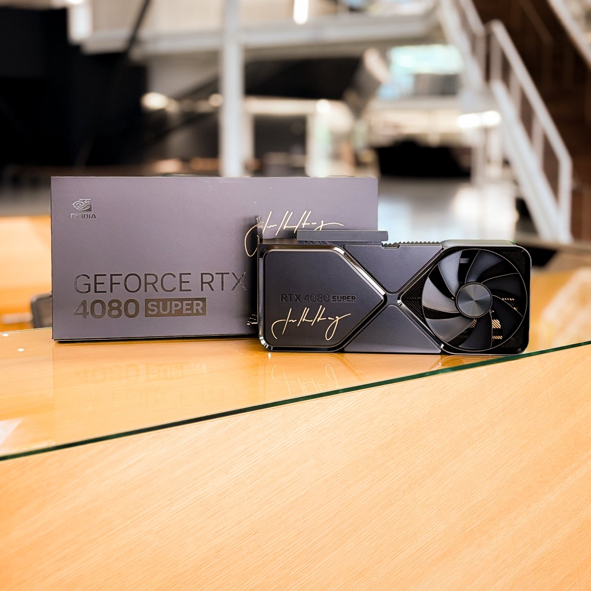 Wir geben dir die Möglichkeiten, eine einzigartige GeForce RTX 4080 SUPER mit der Unterschrift von Jensen Huang, CEO und Gründer von NVIDIA, zu gewinnen 👀. ⚫Kommentiere #RTXSUPER ⚫Like diesen Beitrag