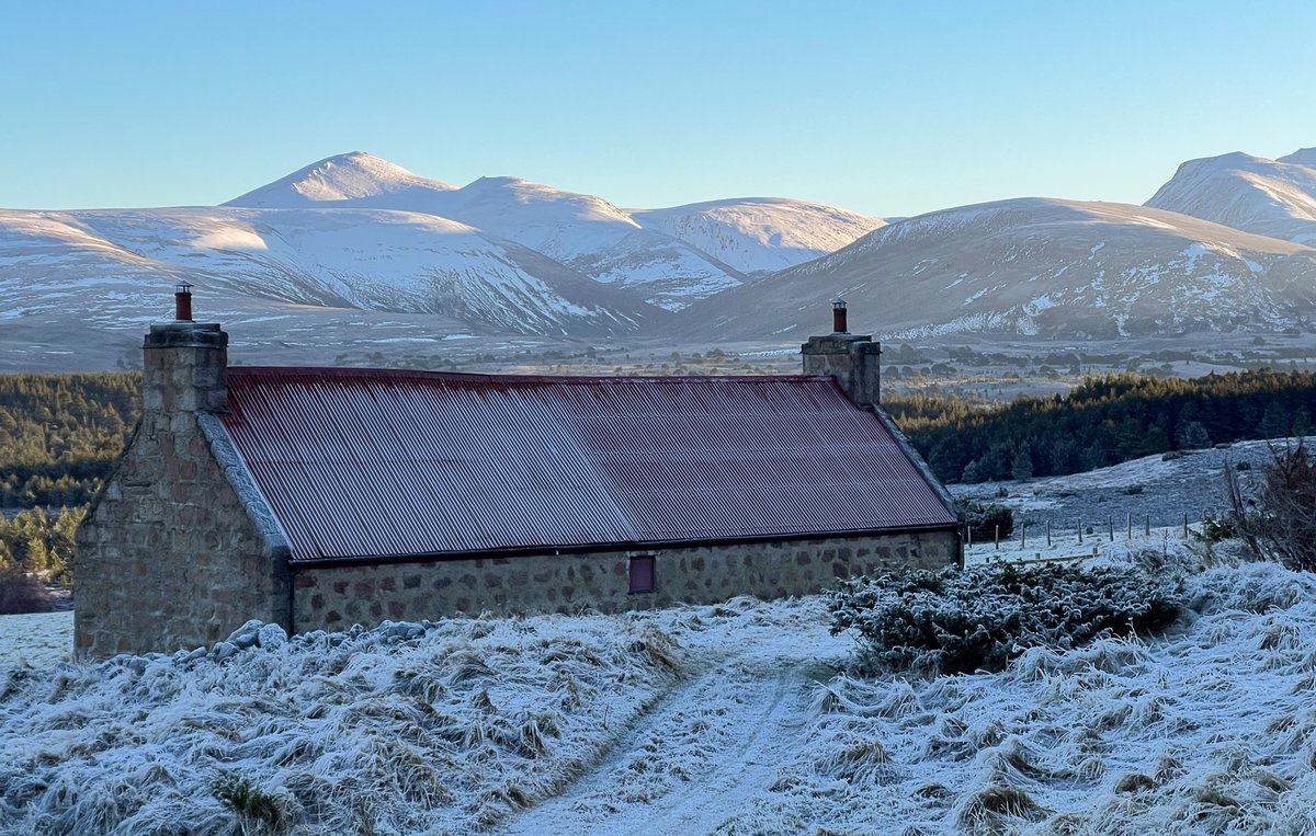 The view from Rynettin towards Bynack More this afternoon. A toasty high of -6C was briefly reached.