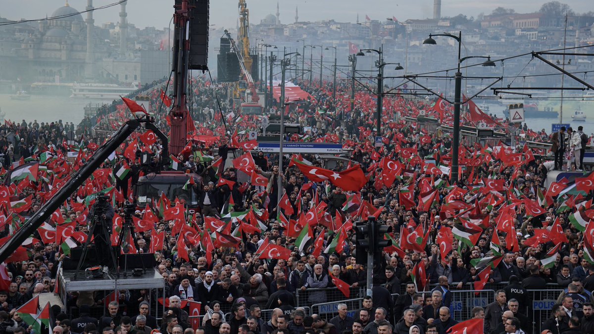ibrahim_besinci's tweet photo. Bu gençliğin Filistin davasındaki şuuruyla,
Bu milletin milli-manevi değerlerindeki gücüyle gurur duymamak mümkün mü?🇹🇷🇵🇸

📍Galata Köprüsü
🗓️1 Ocak 2024 / 08.30

#ForFairFuture https://t.co/IockcFeCQF