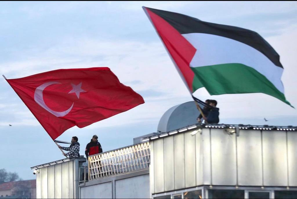 ibrahim_besinci's tweet photo. Bu gençliğin Filistin davasındaki şuuruyla,
Bu milletin milli-manevi değerlerindeki gücüyle gurur duymamak mümkün mü?🇹🇷🇵🇸

📍Galata Köprüsü
🗓️1 Ocak 2024 / 08.30

#ForFairFuture https://t.co/IockcFeCQF