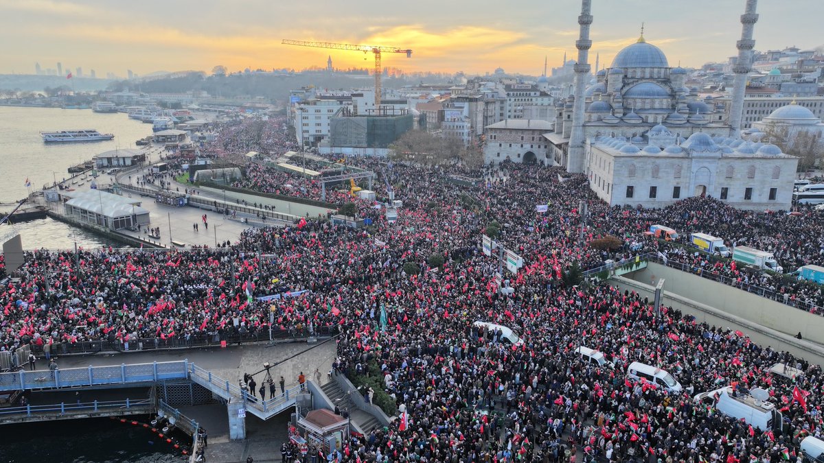 ibrahim_besinci's tweet photo. Bu gençliğin Filistin davasındaki şuuruyla,
Bu milletin milli-manevi değerlerindeki gücüyle gurur duymamak mümkün mü?🇹🇷🇵🇸

📍Galata Köprüsü
🗓️1 Ocak 2024 / 08.30

#ForFairFuture https://t.co/IockcFeCQF