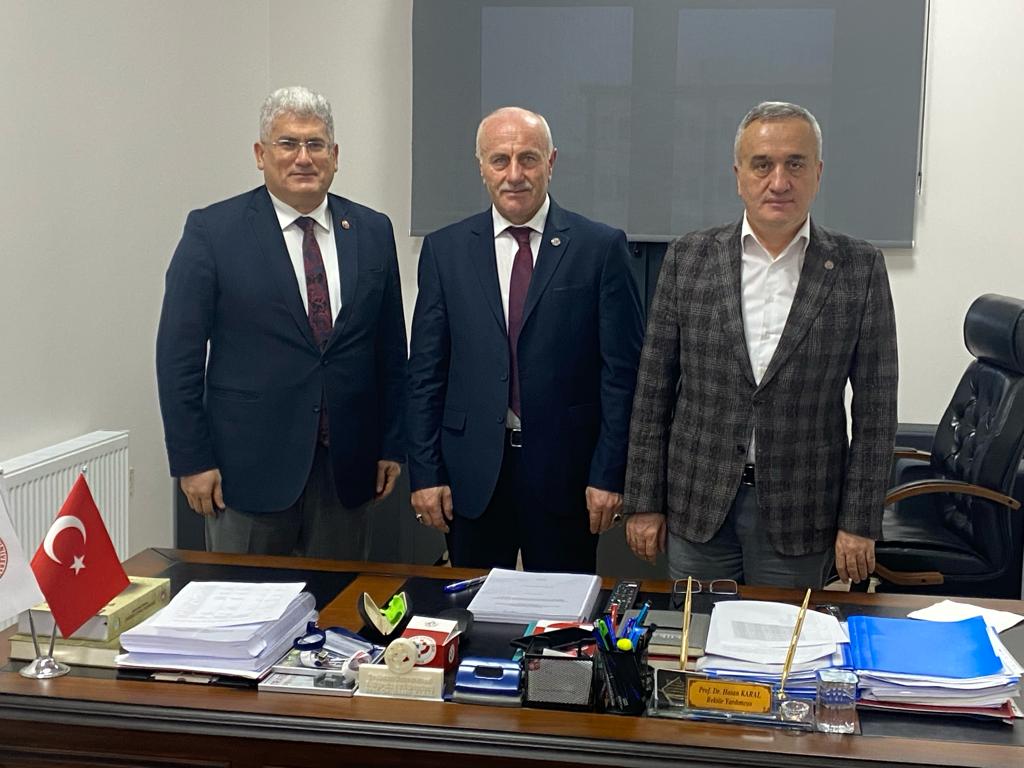 Trabzon Üniversitesi Rektörümüz Emin Aşıkkutlu bey, yardımcıları Atilla Çimer bey ve Hasan Karal bey ile İlçemize kazandırdığımız Meslek Yüksekokulu ilgili yapılması gerekeleri istişare ettik. Kendilerine çabaları için teşekkür ediyorum.