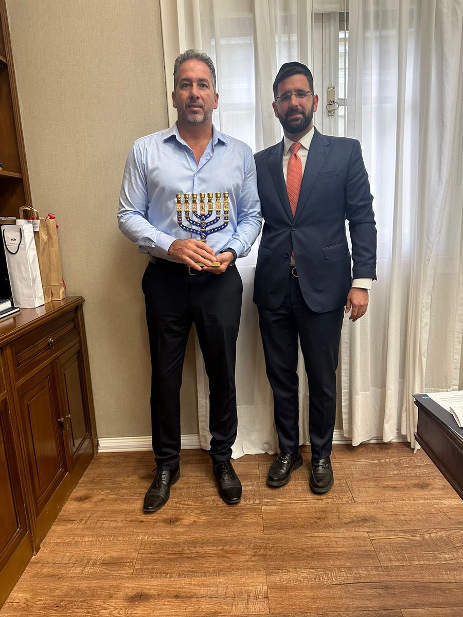 Tuve hoy el honor de reunirme con Sebastián Pablo Seoane, Director Nacional de <a href="/Migraciones_AR/">Migraciones</a> 
Le obsequié una Janukia (Candelabro) para que lo ilumine y le otorgue bendiciones.
