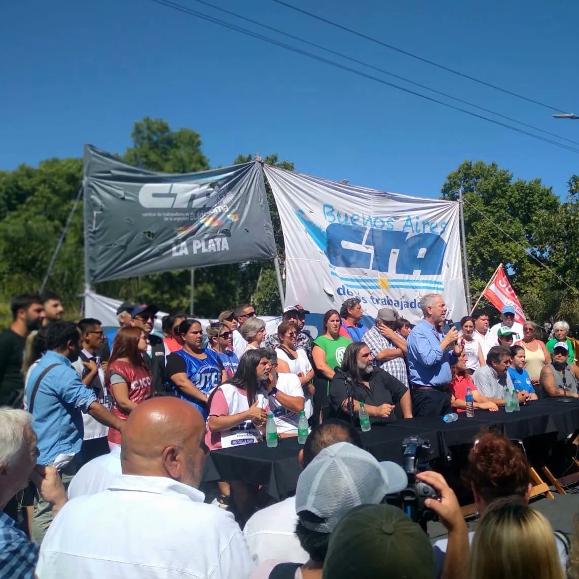 cnctlaplata's tweet photo. Participamos del plenario multisectorial en plaza Belgrano de #LaPlata

 En defensa de la democracia, en defensa del trabajo 💪🏼

✌🏼 Organizaciones libres del Pueblo en unidad, rumbo al Paro Nacional del #24E

🚫 No al DNU, No a la Ley Ómnibus

#LaPatriaNoSeVende https://t.co/MWwOanDmJW